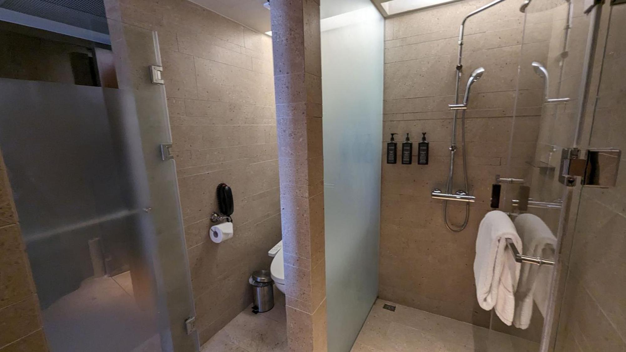 Sheraton Taitung Hotel Exterior photo Bathroom of a First Suite