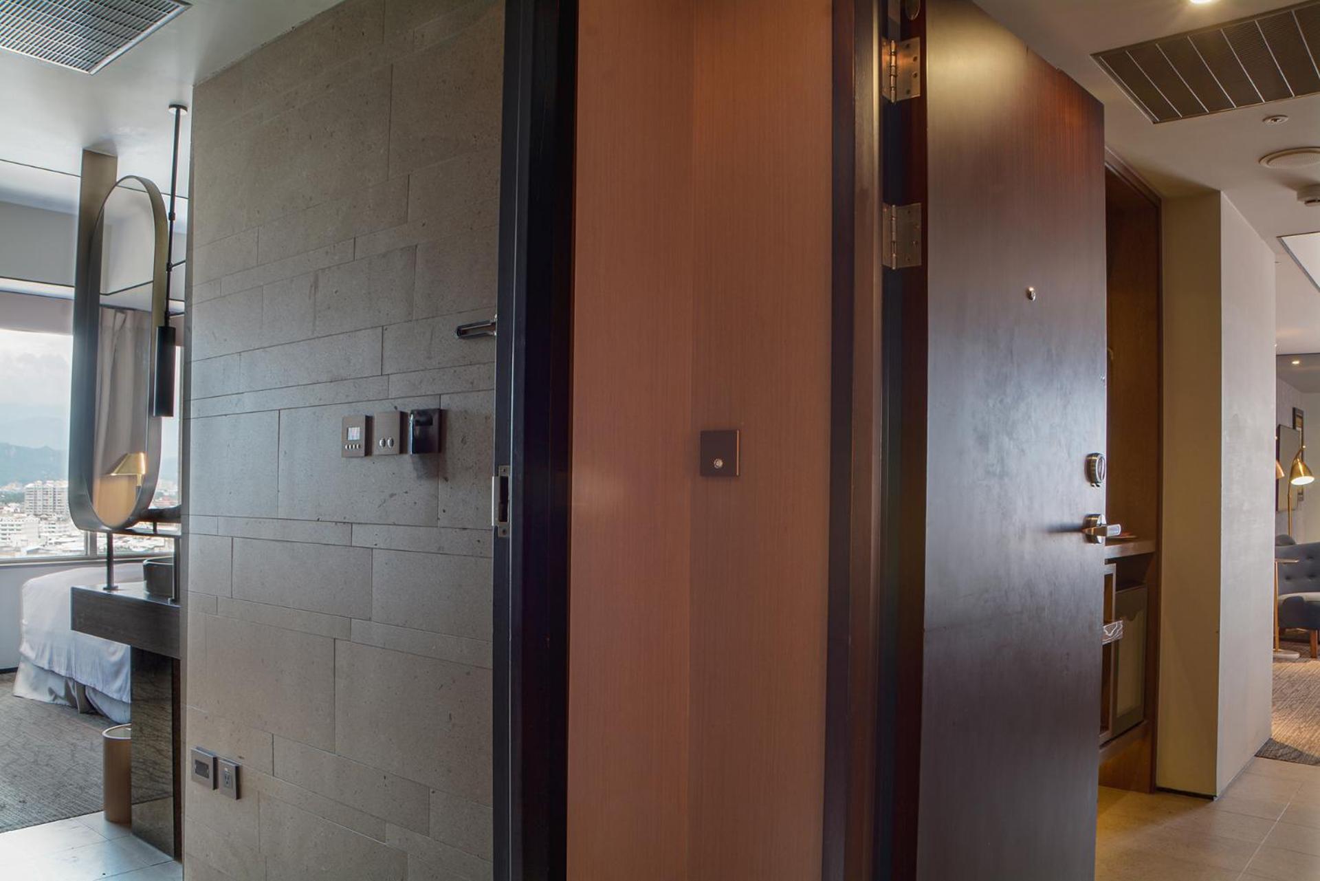 Sheraton Taitung Hotel Exterior photo A sliding door