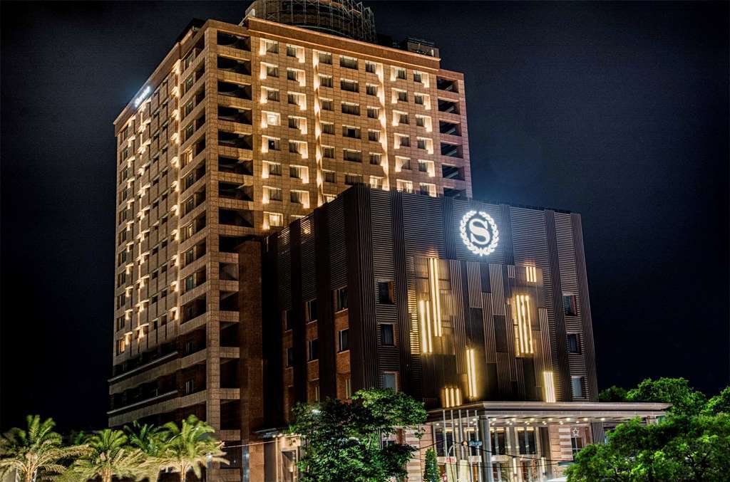 Sheraton Taitung Hotel Exterior photo The hotel at night