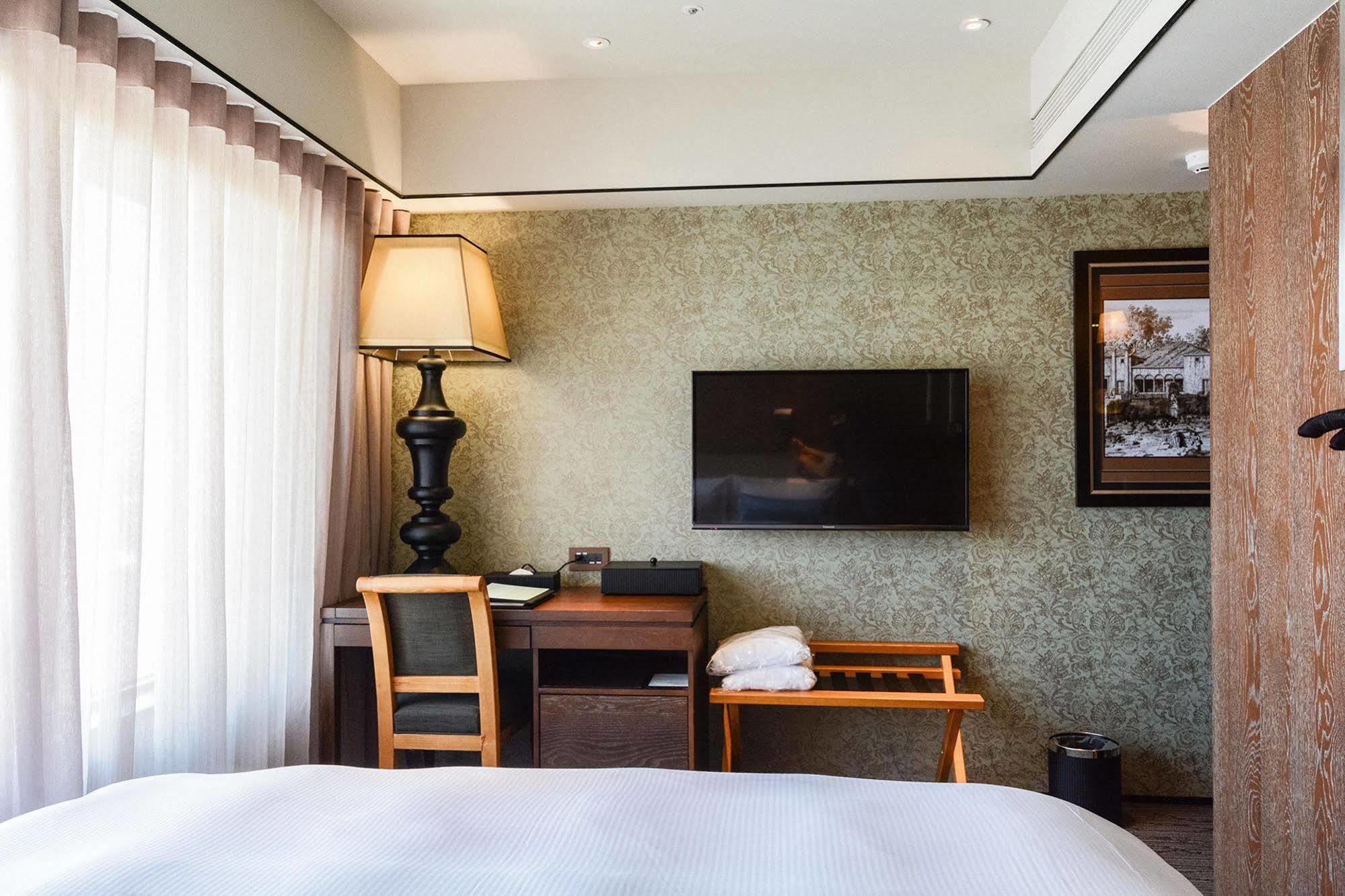 Sheraton Taitung Hotel Exterior photo A room at the hotel
